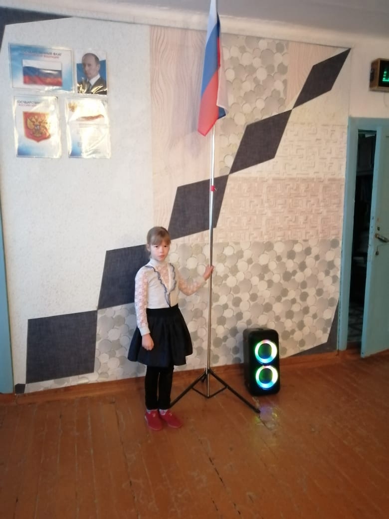 Еженедельная торжественная линейка поднятия флага Российской Федерации и исполнения гимна Российской Федерации.